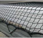 Op diverse beursen en in diverse media is het al breed uit gemeten: het lading vast zetten door middel van netten. De wetgever stelt steeds hogere eisen voor wat betreft het lading vast zetten op voertuigen. U gebruikt en verkoopt natuurlijk de PAKVAST spanbanden om de lading snel en veilig vast te zetten, maar dat is in sommige gevallen niet voldoende. Aanvullend en steeds vaker worden hiervoor de diverse ladingnetten toegepast en verplicht gesteld.