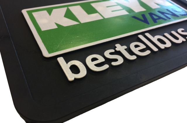 {tab OMSCHRIJVING|blue|active}Package Control levert spatlappen in bijna iedere uitvoering. Van de kleine spatlap onder de aanhangwagens, tot de extra brede spatlap welke achter op de vrachtwagen te zien zijn. Uiteraard is het ook mogelijk uw eigen maatvoering aan te geven. PAKVAST spatlappen zijn beschikbaar in rubber uitvoering, waarbij het monogram middels vulcanisatie op de rubber lap ligt. De PVC versie van onze spatlappen worden bedrukt met hoogwaardige materialen en zijn ook bestand tegen weersinvloeden en hoge druk reinigers.Voor spatlappen met een opdruk/logo gelden minimale afnames. Dit staat bij het artikel vermeld.Het is tevens mogelijk de PVC spatlap te voorzien van een kleuren opdruk. De rubberen spatlap kan desgwenst met diverse kleuren geproduceerd worden. Vraag naar de mogelijkheden! Maak een keuze uit onderstaande categorieën. {tab PRODUCTIEPROCES|orange}Het productieproces voor rubber spatlappen is als volgt: {tab NORMERING|blue}Sinds 29 oktober 2010 geldt er een nieuwe regelgeving met betrekking tot opspatafscherming voor spatborden bij bepaalde categorieen motorvoertuigen en aahangwagens daarvan. Dit betekent dat de spatlappen of andere opspatafschermingssystemen in bepaalde situaties geplaatst moet worden in het spatbord en aan de zijkant van de spatborden. Sinds mei 2012 heeft de RDW deze eisen doorgevoerd en zullen voertuigen die niet aan deze norm voldoen, afgekeurd worden. De antispray spatlap moet zijn voorzien van het verplichte EG-goedkeuringsnummer, beginnend met een e. Deze vindt u onder andere op PAKVAST® antispray spatlappen. In 1 oogopslag houdt deze regel het volgende in: &nbsp; {tab OFFERTE AANVRAAG|orange}Heeft u interesse in een offerte voor spatlappen?Stuur dan een e-mail met de volgende informatie: - gewenst aantal- gewenste afmeting (bijna alle maten zijn mogelijk)- rubber of PVC uitvoering- opdruk of verhoogde letters (ajb gewenste logo of tekst meesturen)- met of zonder antispray- 1 kleur of meerdere kleuren- met of zonder bevestigingsstrippen {tab DOWNLOADS|blue}Catalogusblad PAKVAST Spatlappen Regelgeving spatlappen {/tabs}